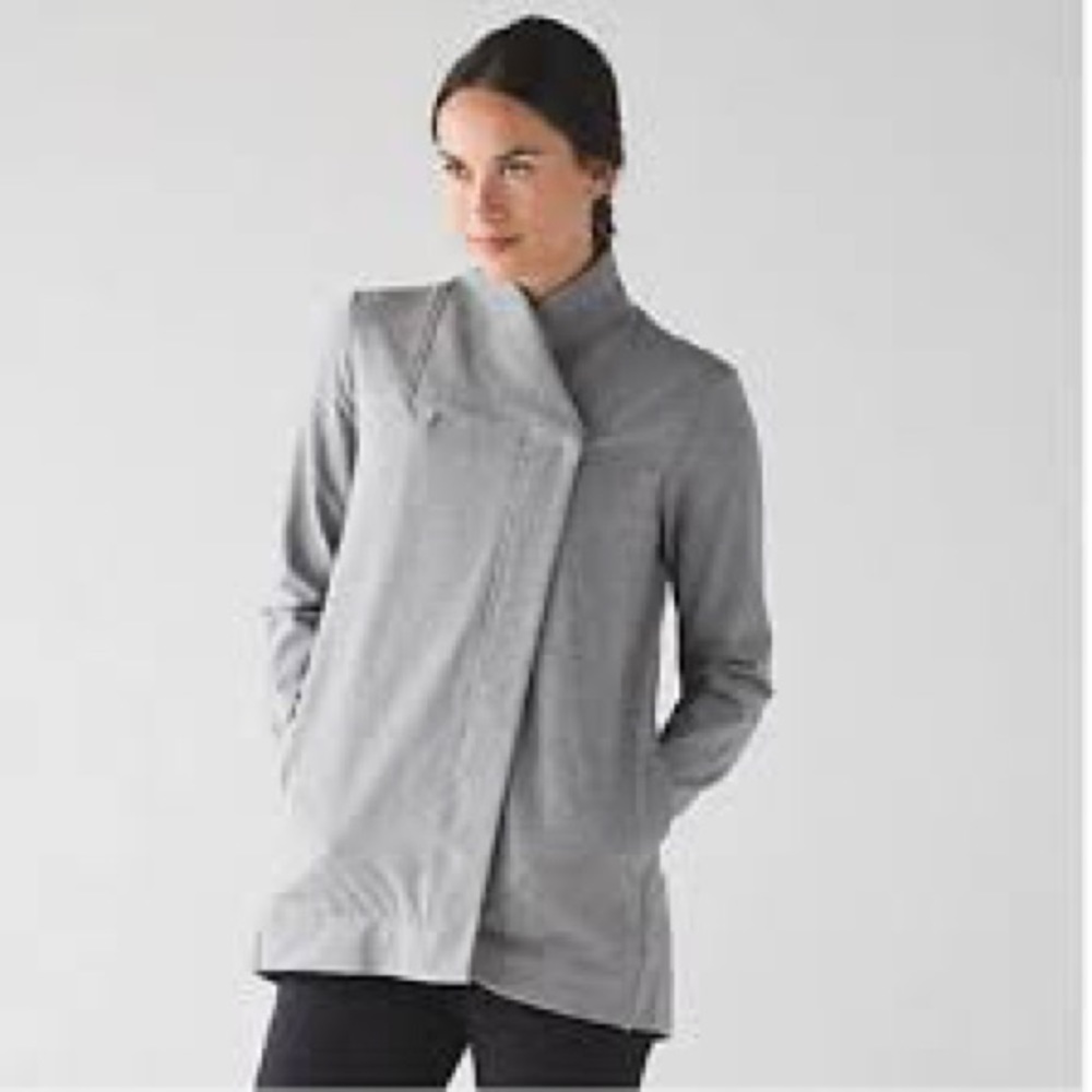 Lululemon Belle two snap gray sweater wrap 6 euc